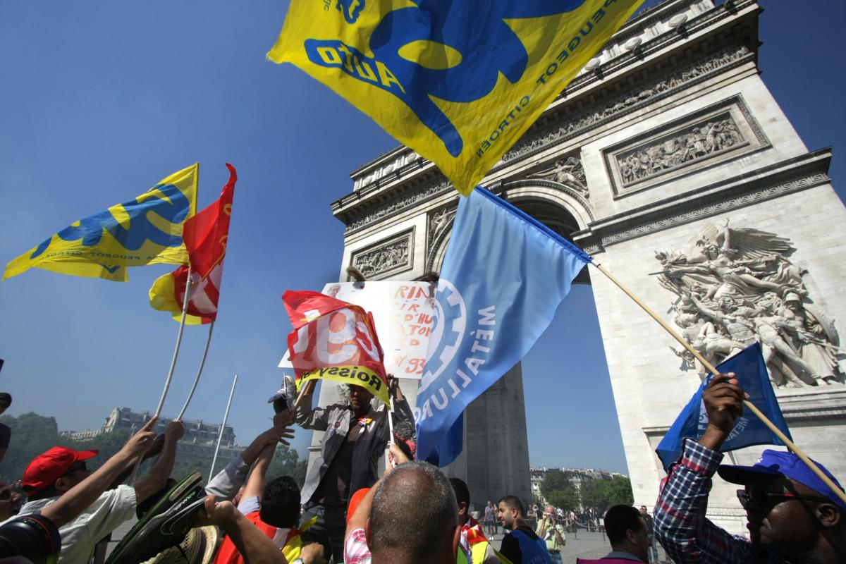Manifestation autour de l'Arc de Triomphe