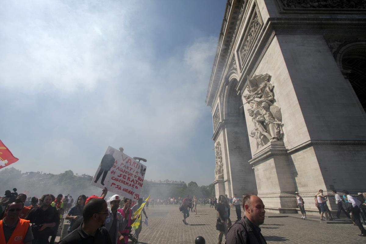 Manifestation autour de l'Arc de Triomphe