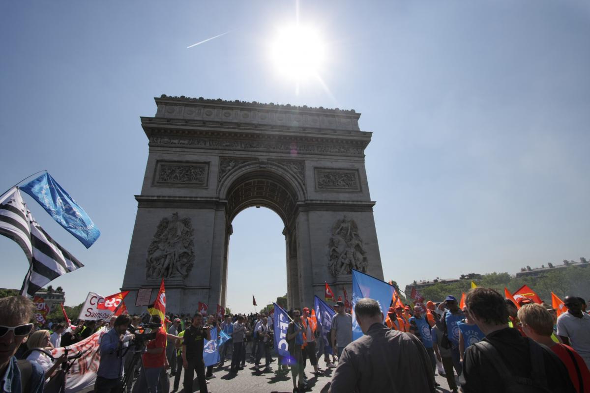 Manifestation autour de l'Arc de Triomphe
