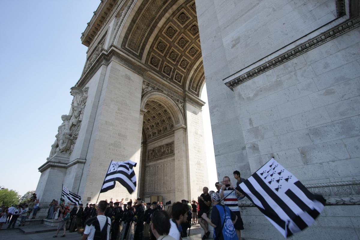 Délégation PSA Rennes avec drapeaux bretons au pied de l'Arc de Triomphe