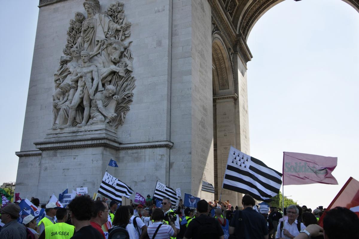 Délégation PSA Rennes avec drapeaux bretons au pied de l'Arc de Triomphe