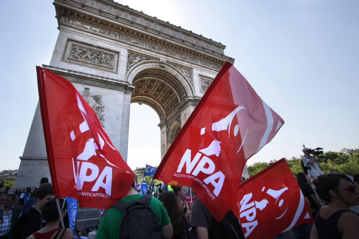 Drapeaux NPA sur fond d'Arc de Triomphe