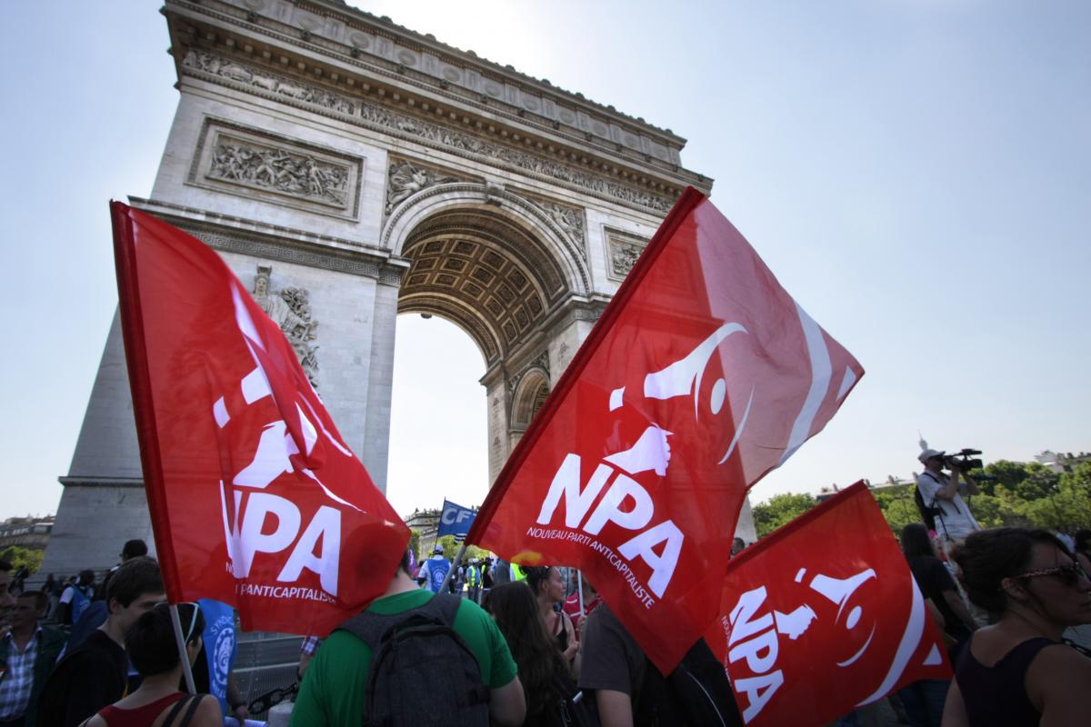 Drapeaux NPA sur fond d'Arc de Triomphe