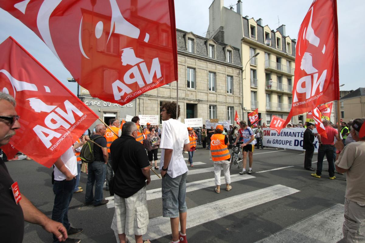 Manifestation des élus et drapeaux NPA