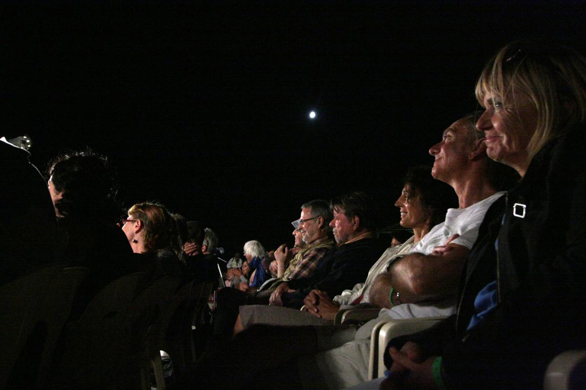 Le public du meeting sous la lune