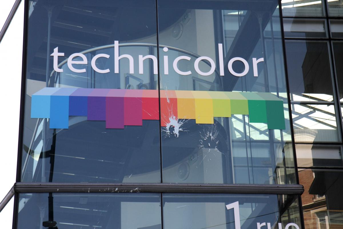 Le siège de la société Technicolor. La vitrine porte les traces d'une manifestation précédente
