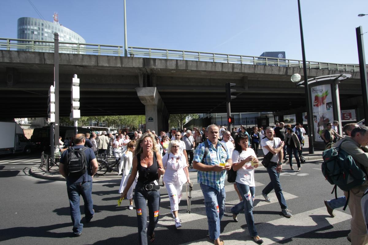 Les salariés montés en car d'Angers arrivent devant le siège de la société.
