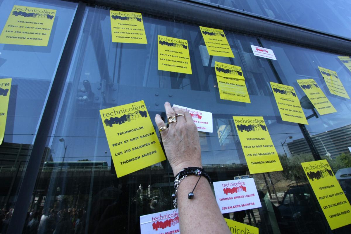 Des badges collés sur la vitrine de la société