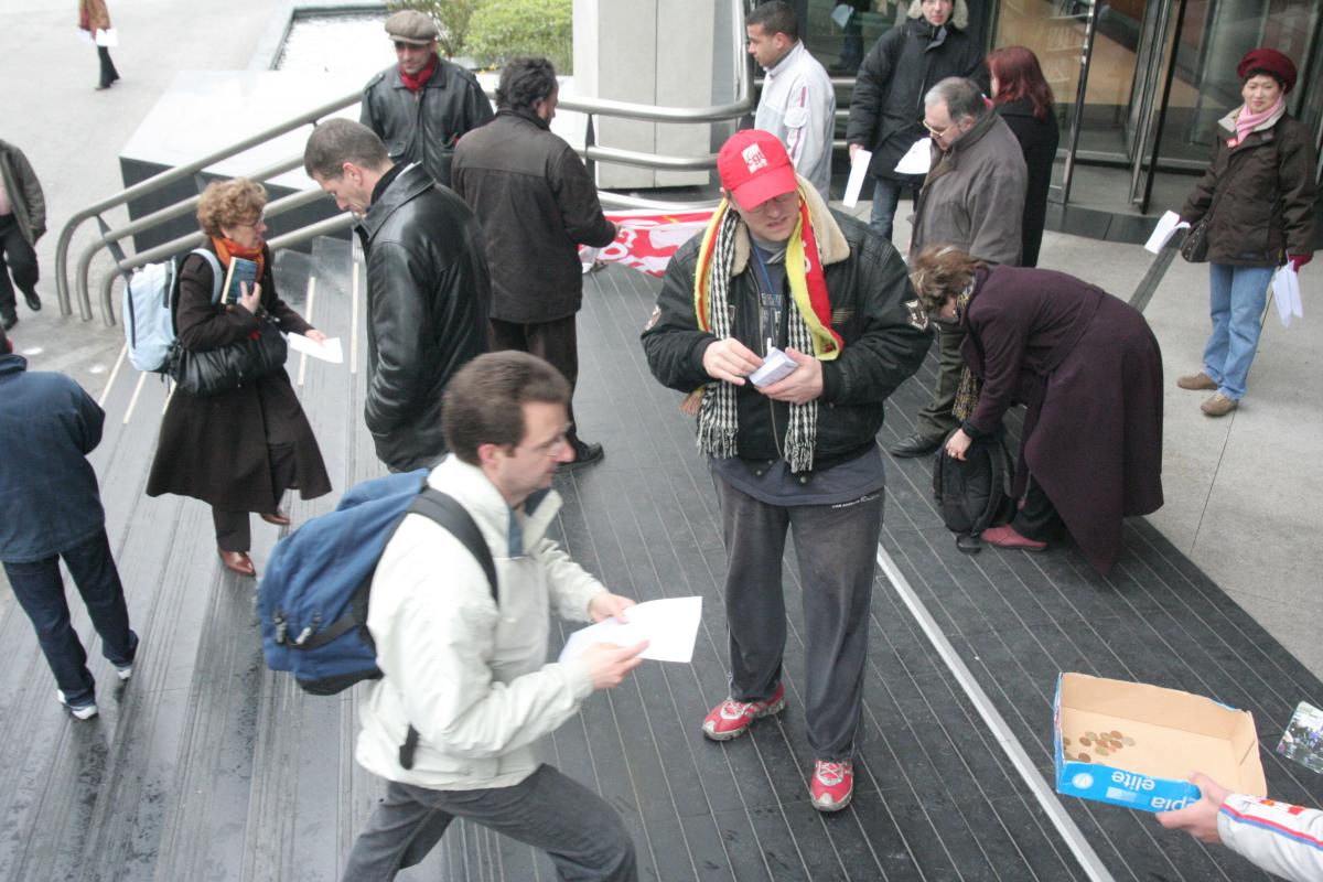 collecte pour les grévistes de Citroën devant le siège d'EDF