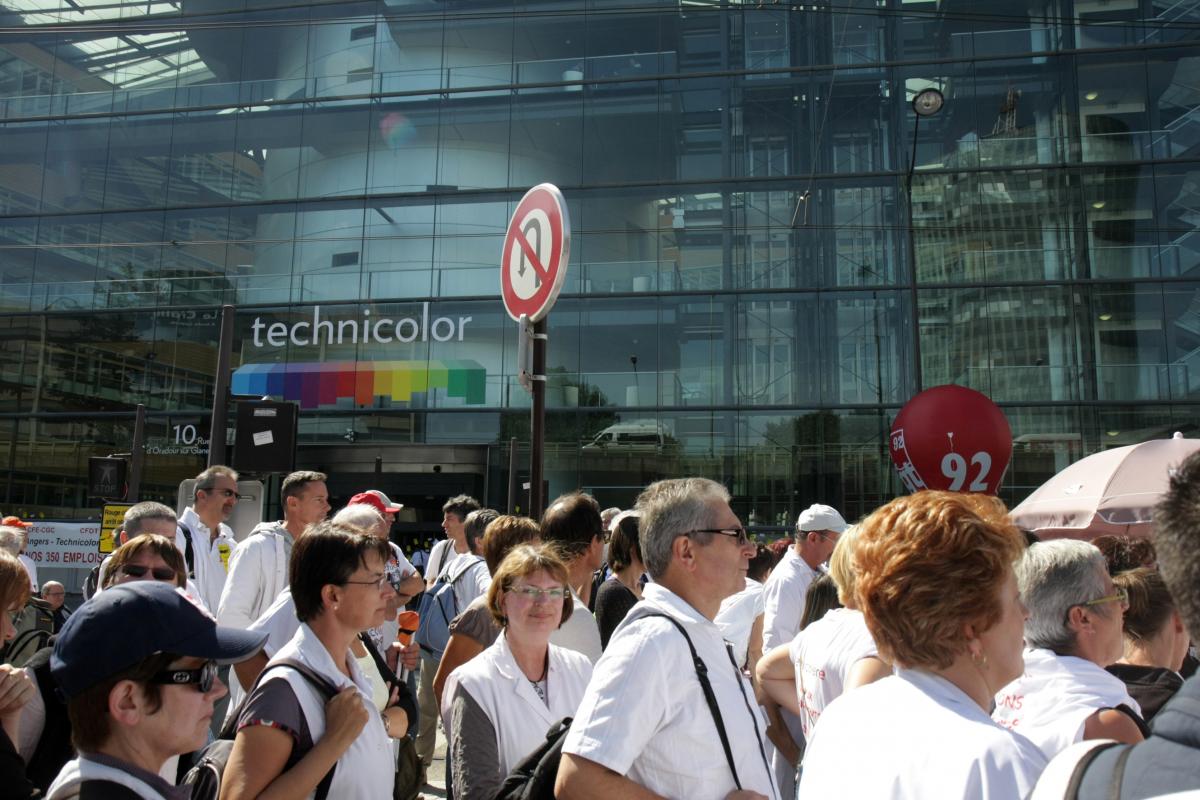 Salariés devant le siège