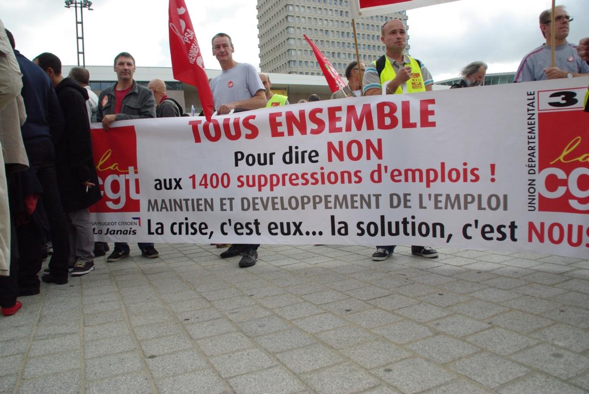 banderole de la CGT PSA La Janais contre les 1400 licenciemnts