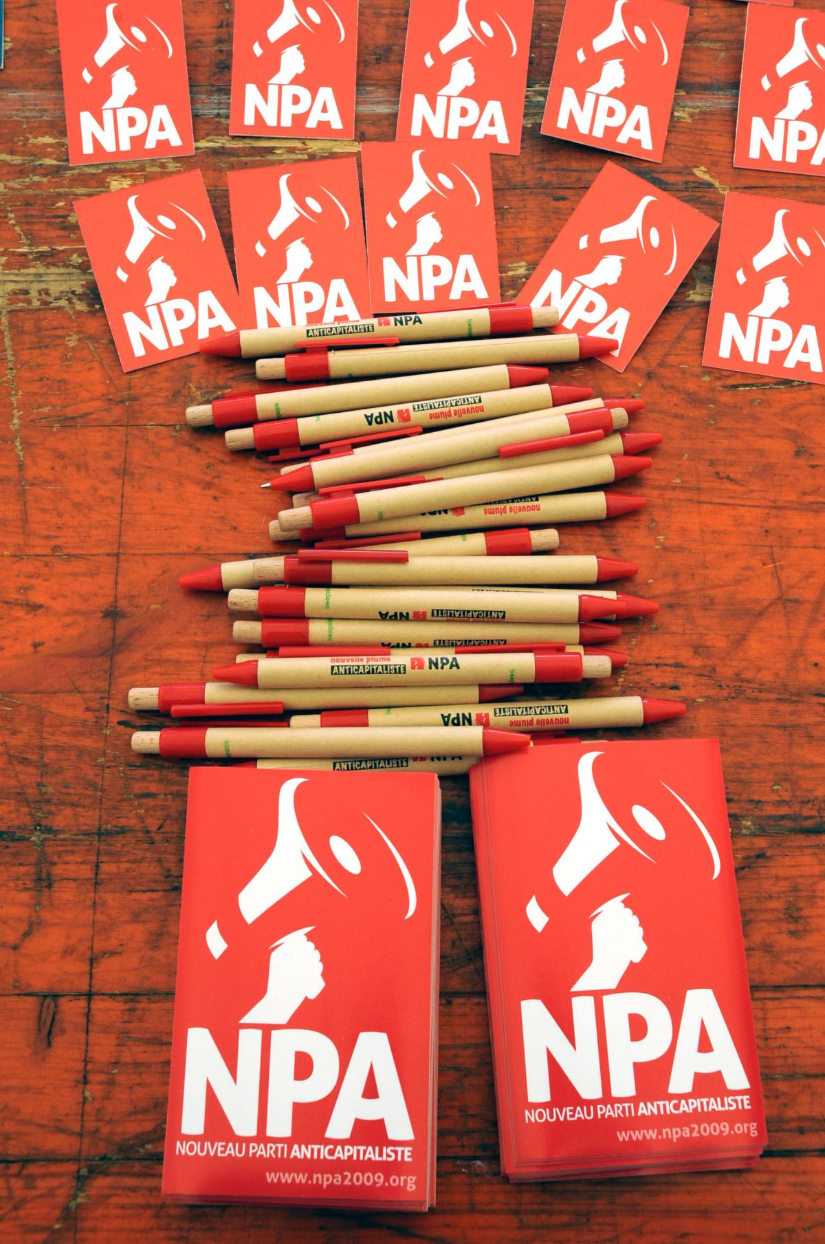 Badges et stylos du Npa