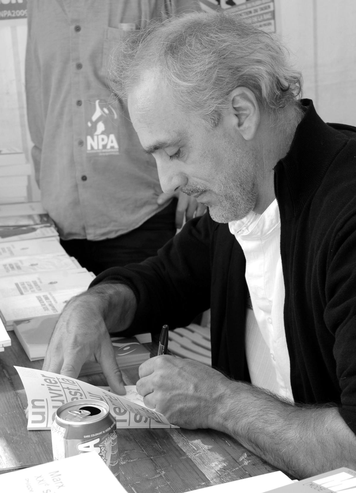 séance de dédicace Philippe Poutou