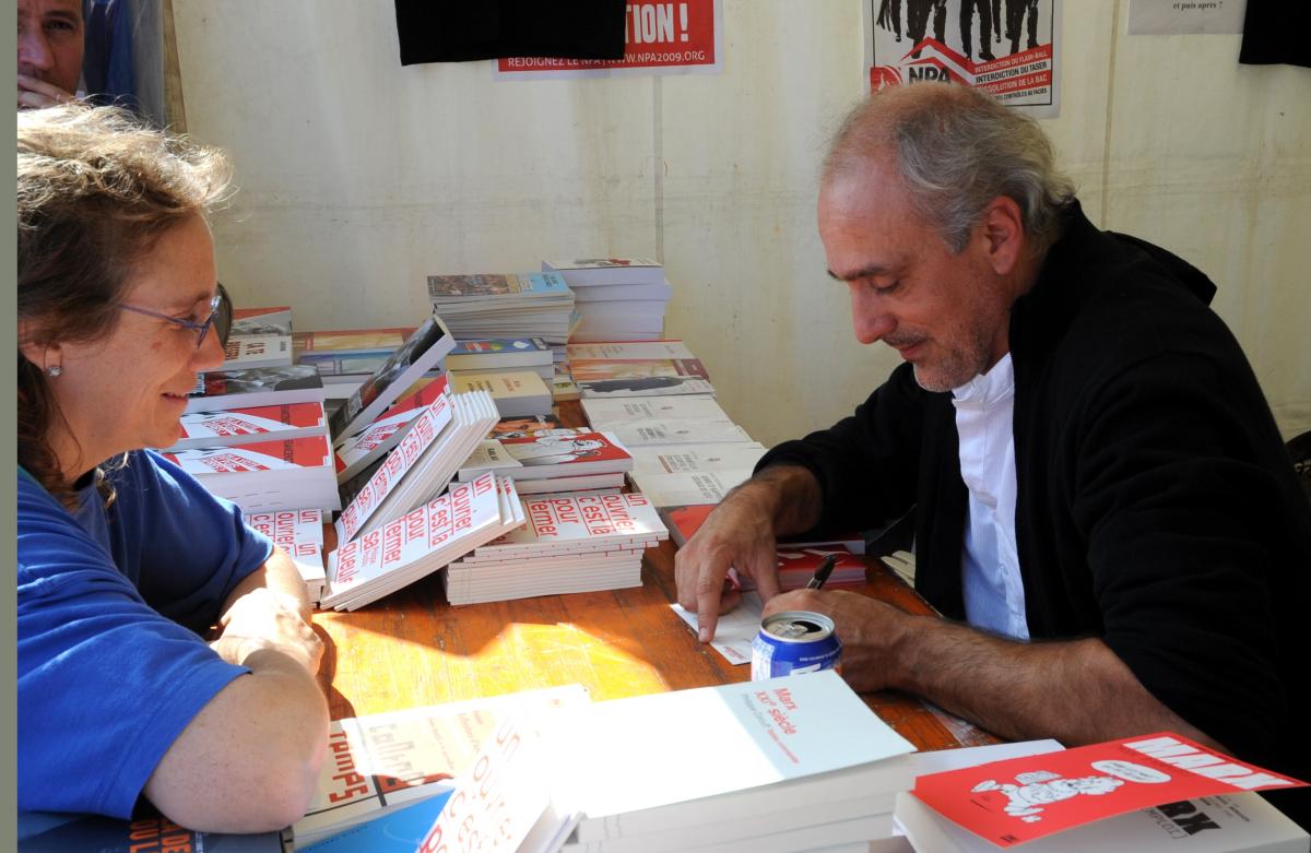 séance de dédicace Philippe Poutou
