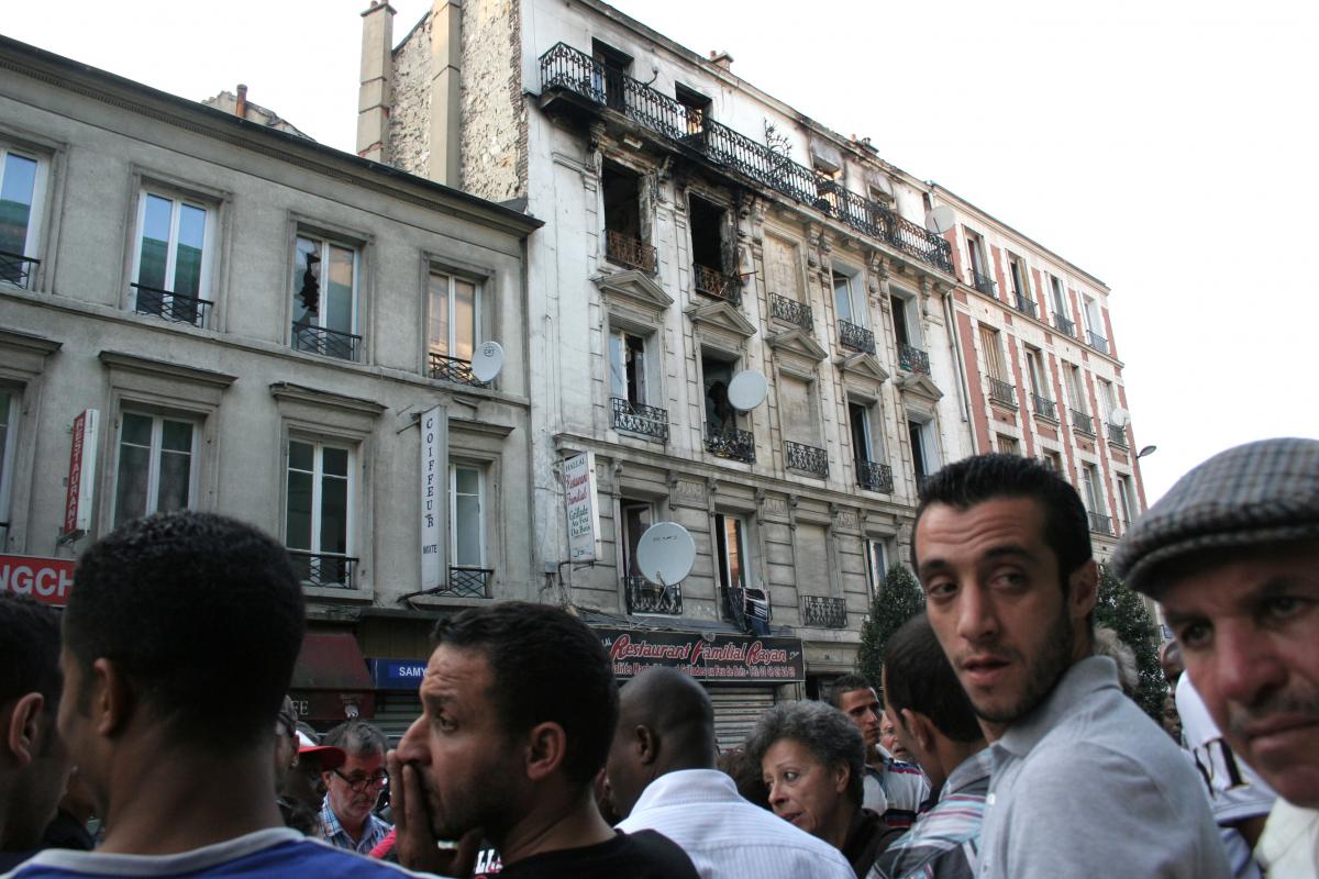 En bas de l'immeuble