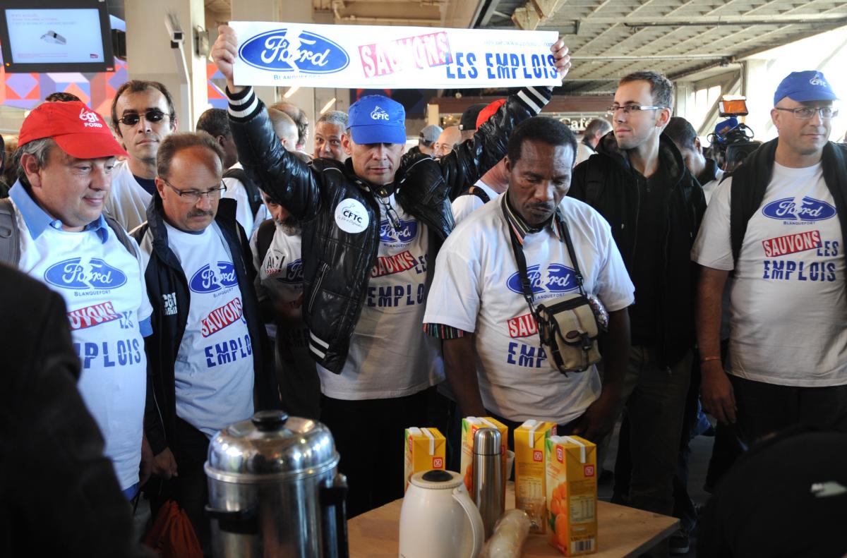 Café acceuil des Ford gare Montparnasse par les cheminots Sud et Cgt