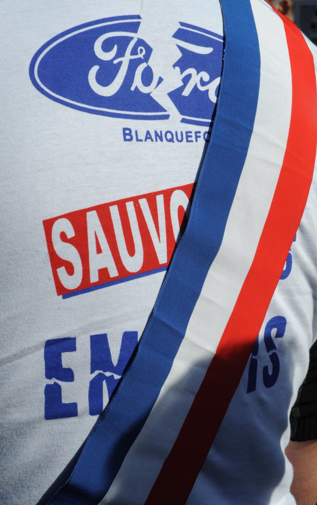 Elu avec écharpe tricolore solidaire des Ford