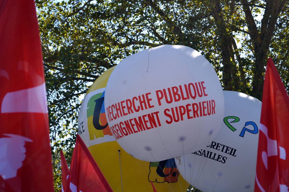 Ballons de différentes organisations + Drapeau NPA