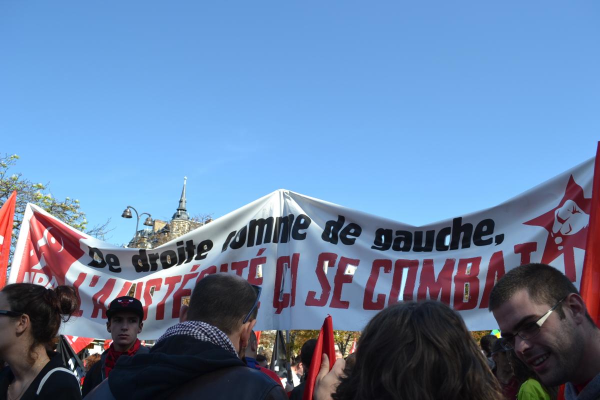 Banderole NPA : De gauche comme de droit, l'austérité ça se combat !