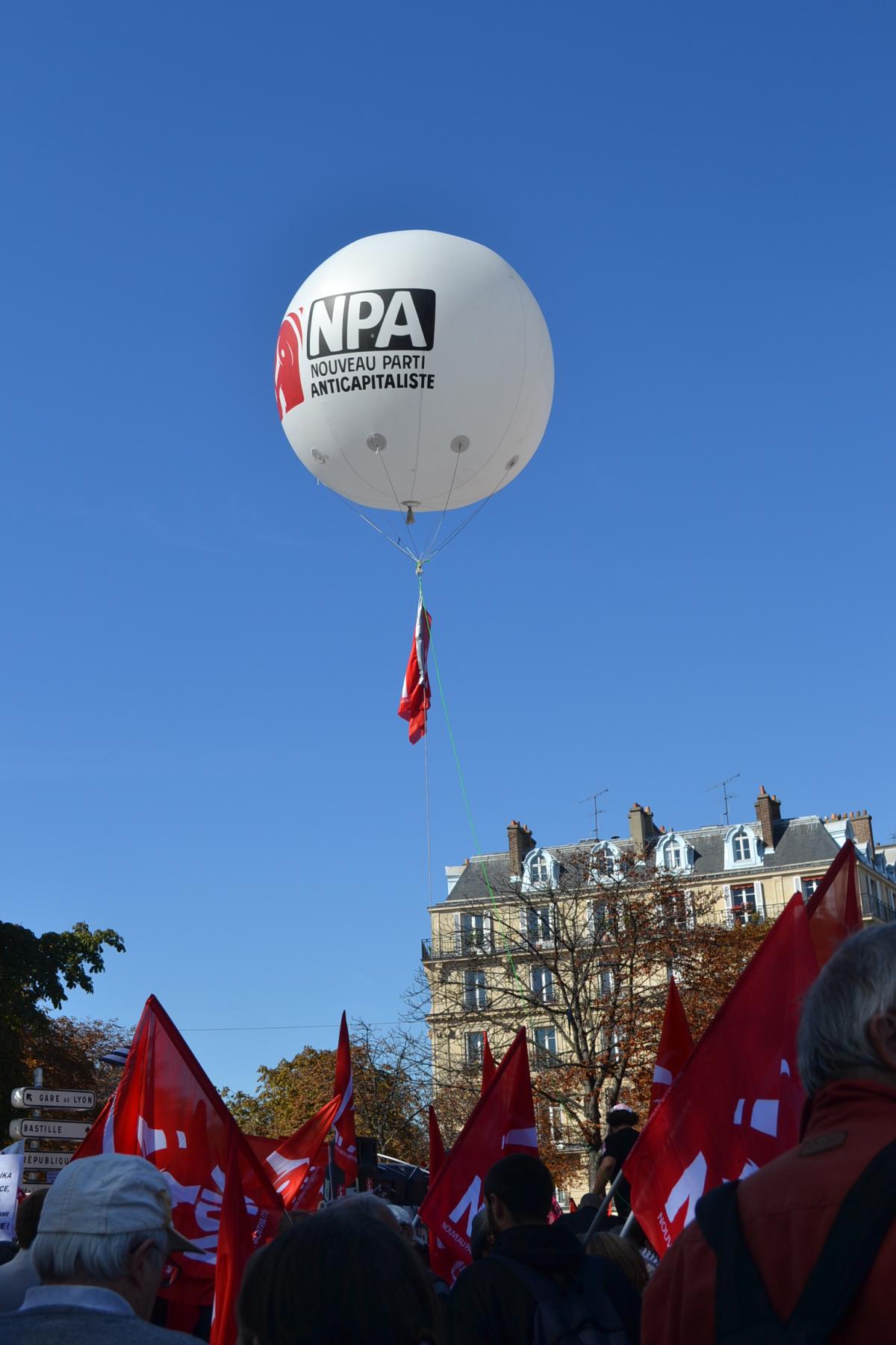 Ballons NPA + Drapeaux + Militants