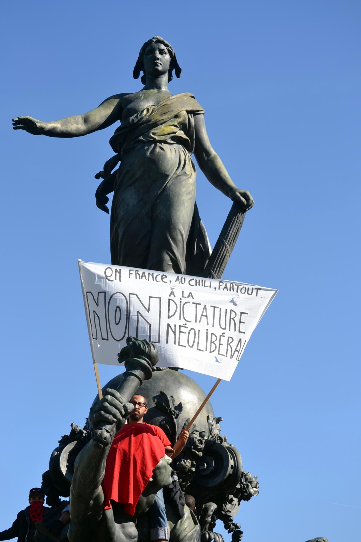 Pancarte : En France, au Chili, Partout, Non à la culture Néolibéral.