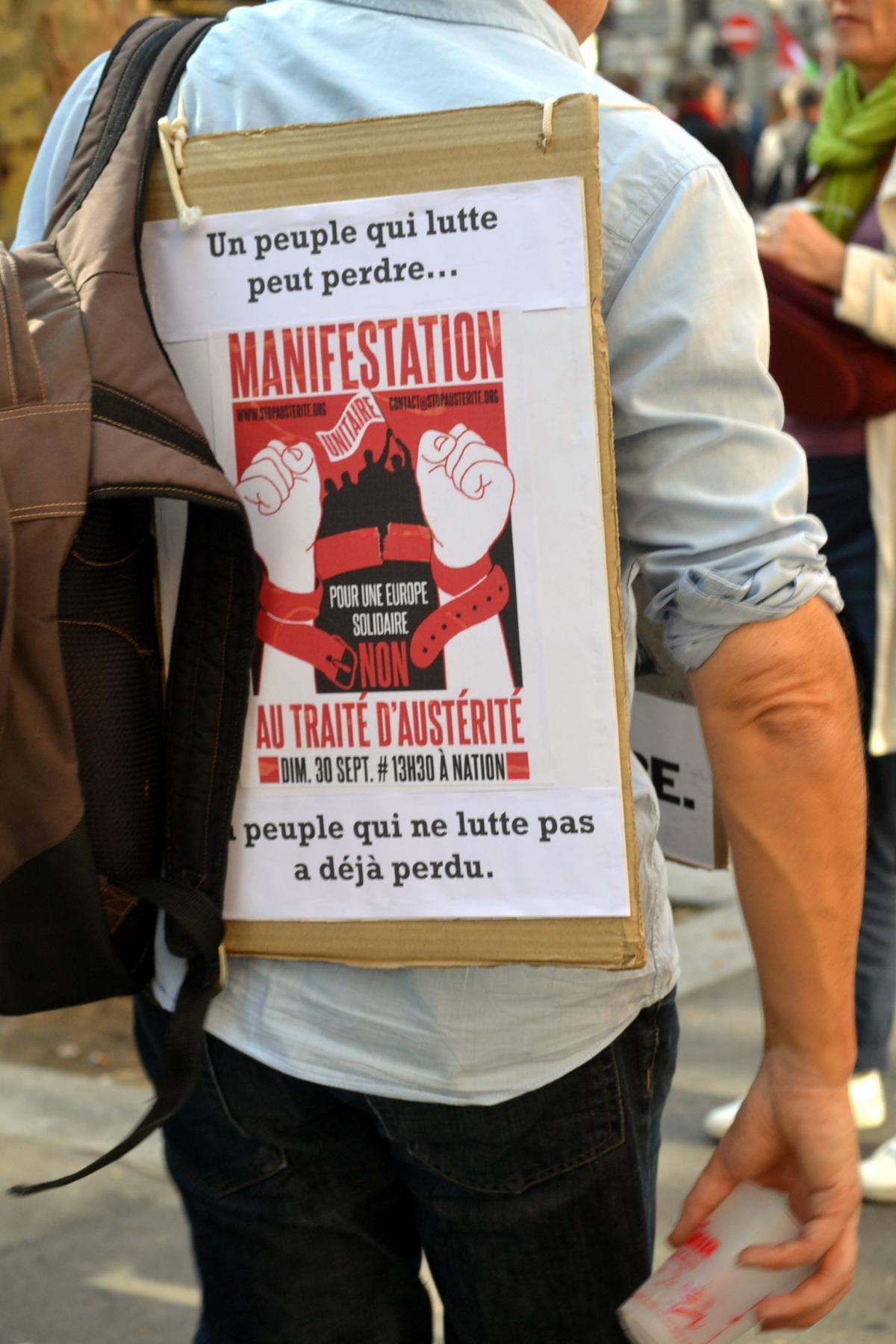 Pancarte : Un peuple qui lutte peut perdre... Un peuple qui ne lutte pas a déjà perdu.