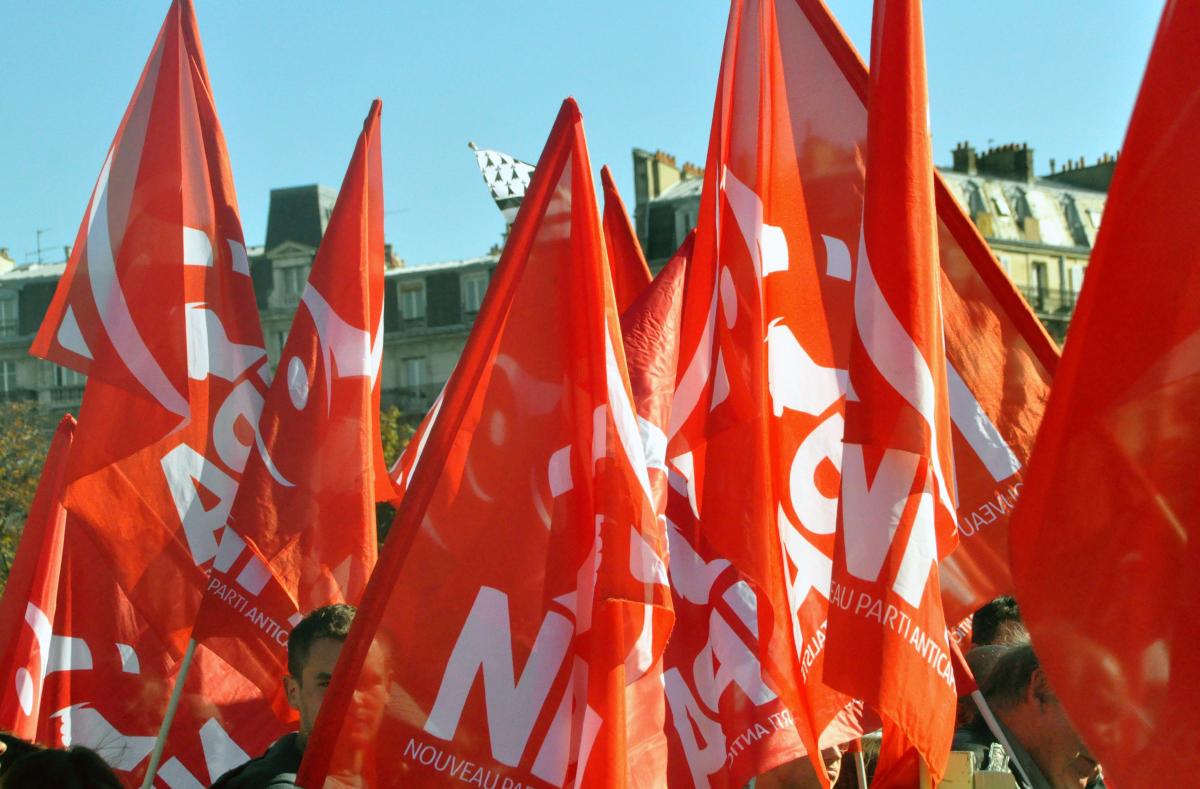 Drapeaux NPA lors de la manifestation contre le TSCG