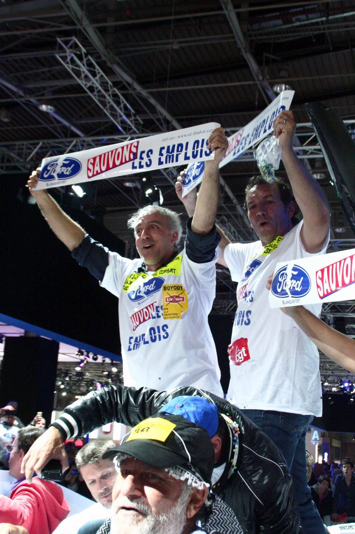 Philippe Poutou au stand Ford