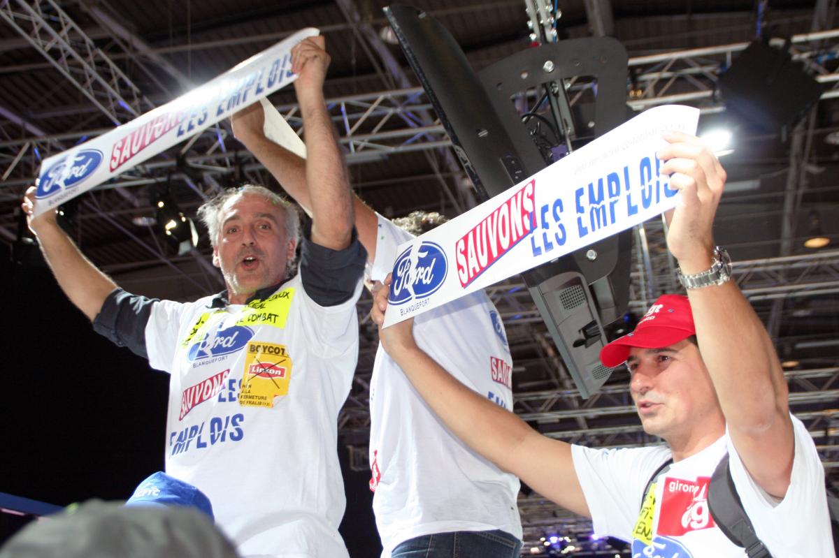 Philippe Poutou au stand Ford