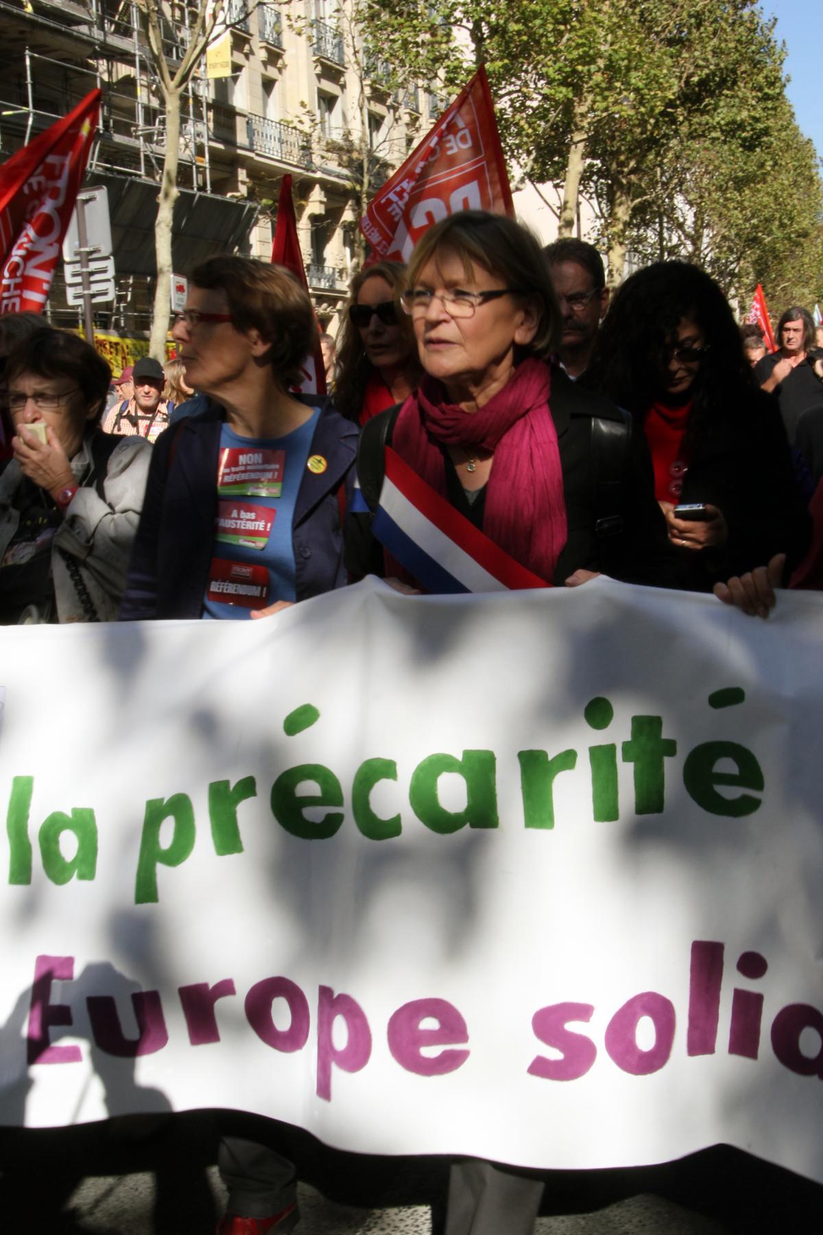 Marie-George Buffet tenant la banderole des féministes