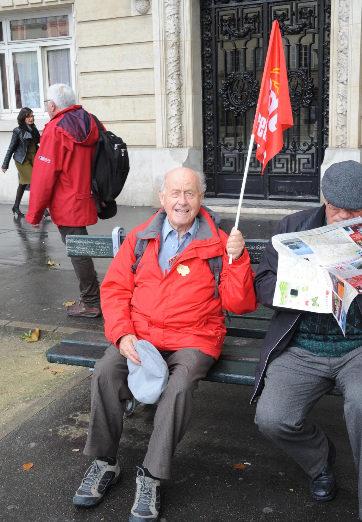 Vieux Syndicaliste Cgt retraité en repos aprés manifestation