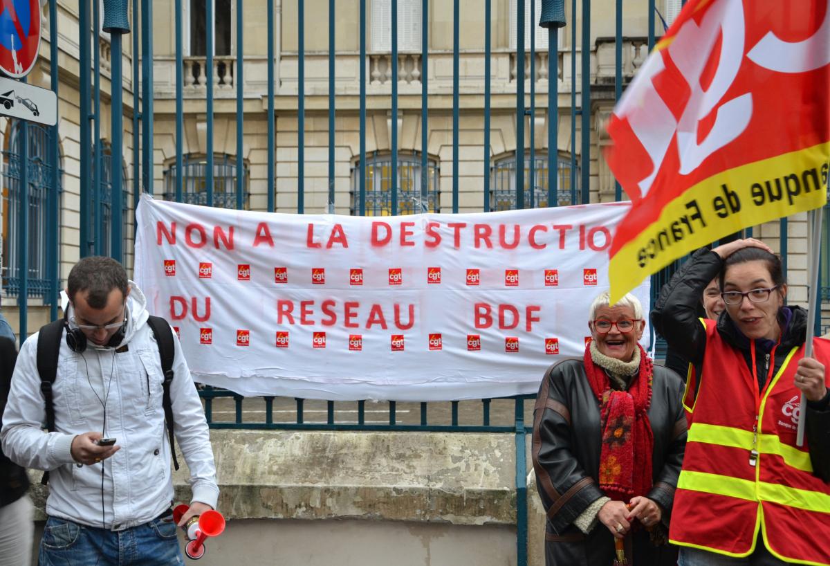 rassemblement des salariés de la Banque de France contre la fermeture de la succursale de Saint-Denis