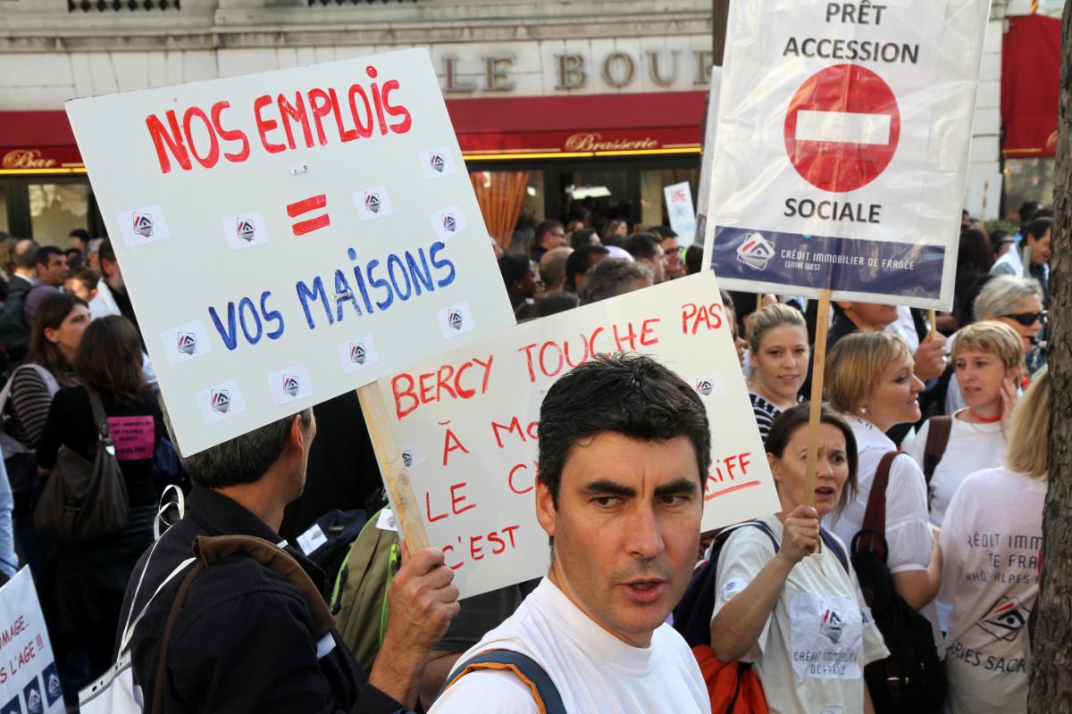 pancartes nos emplois = vos maisons et prêt accession propriété interdit