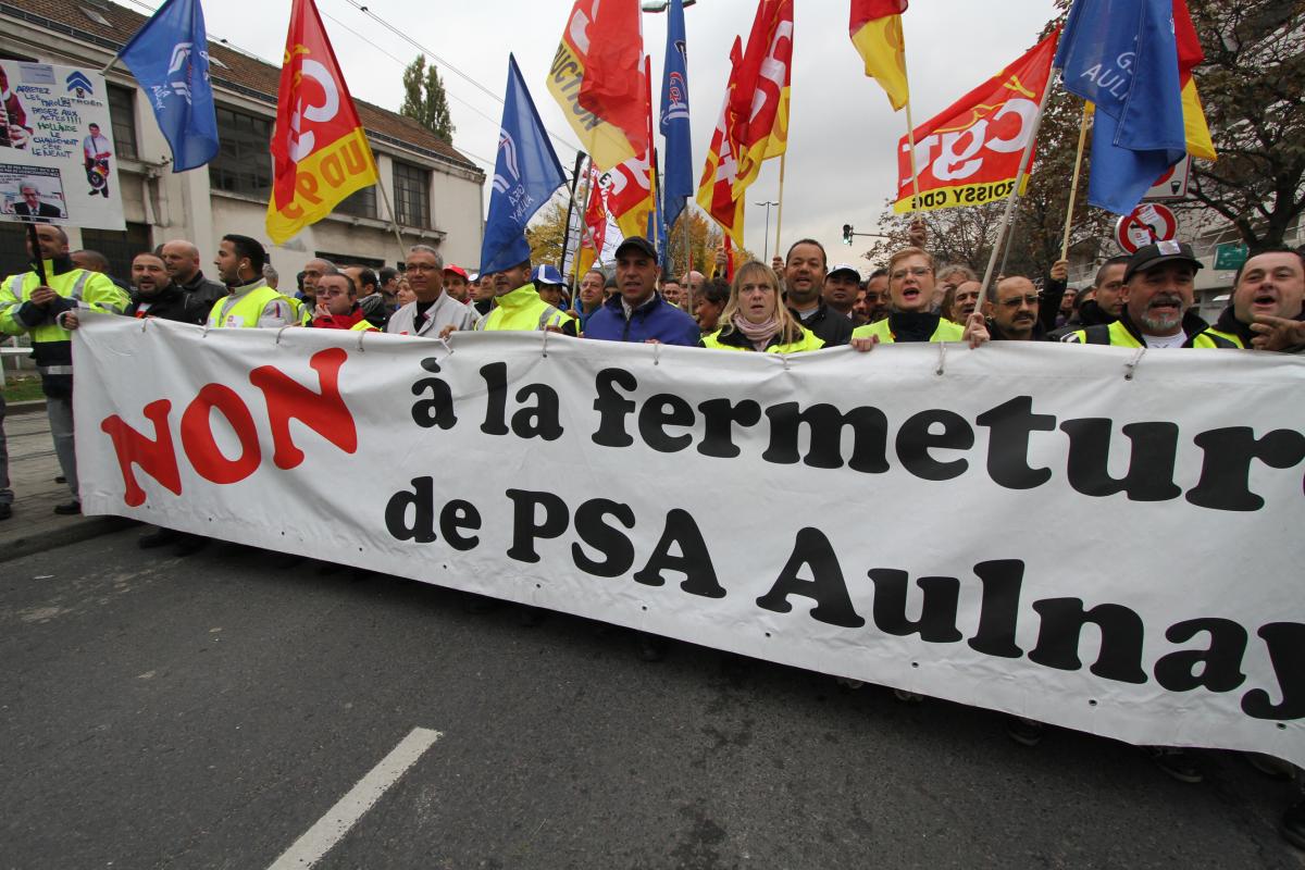 Banderole non à la fermeture en tête du cortège