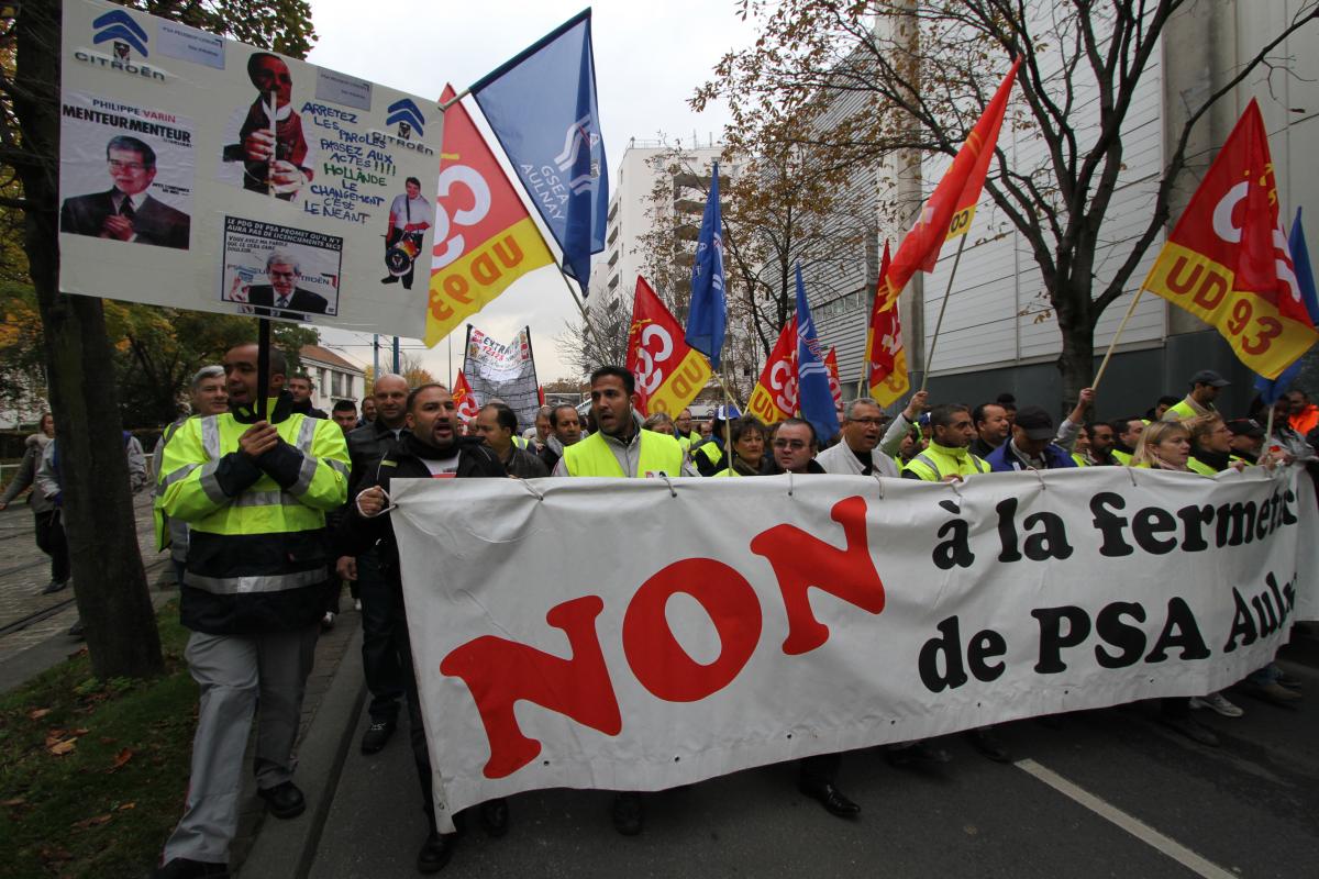 Banderole non à la fermeture en tête du cortège