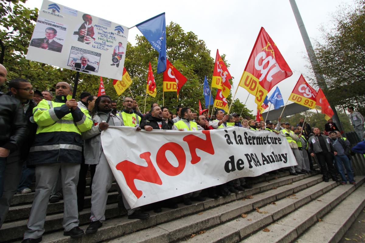 La tête de la manifestation sur les marches de la préfecture