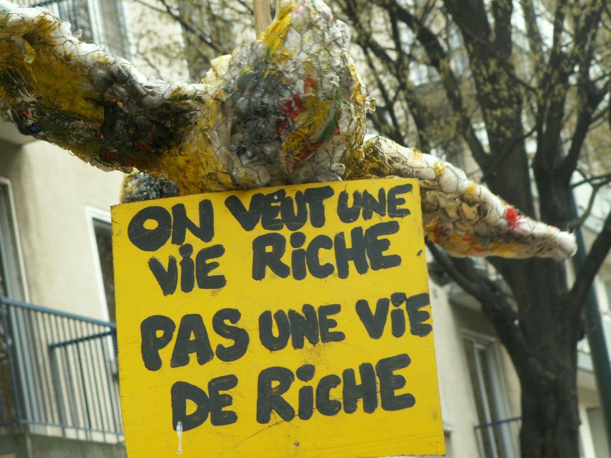 Pancarte : on veut une vie riche pas une vie de riches
