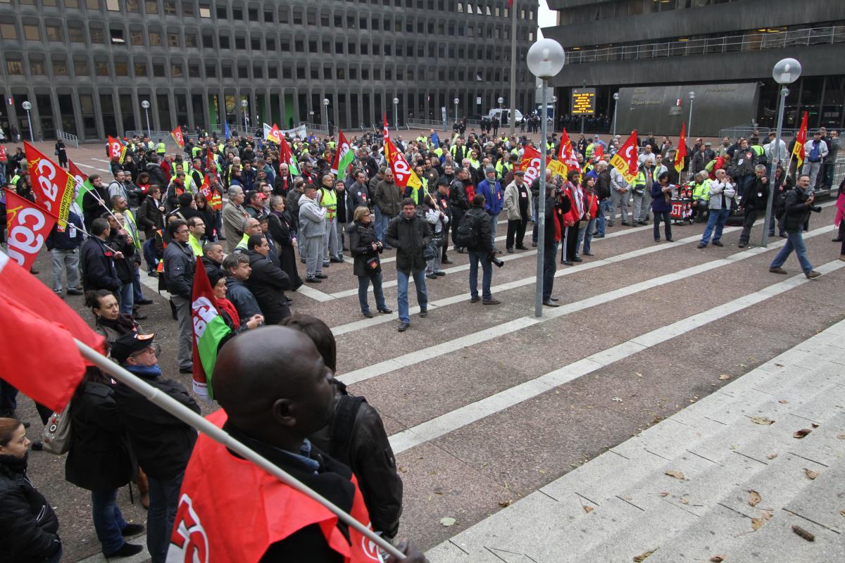 Rassemblement sur la place de la préfecture
