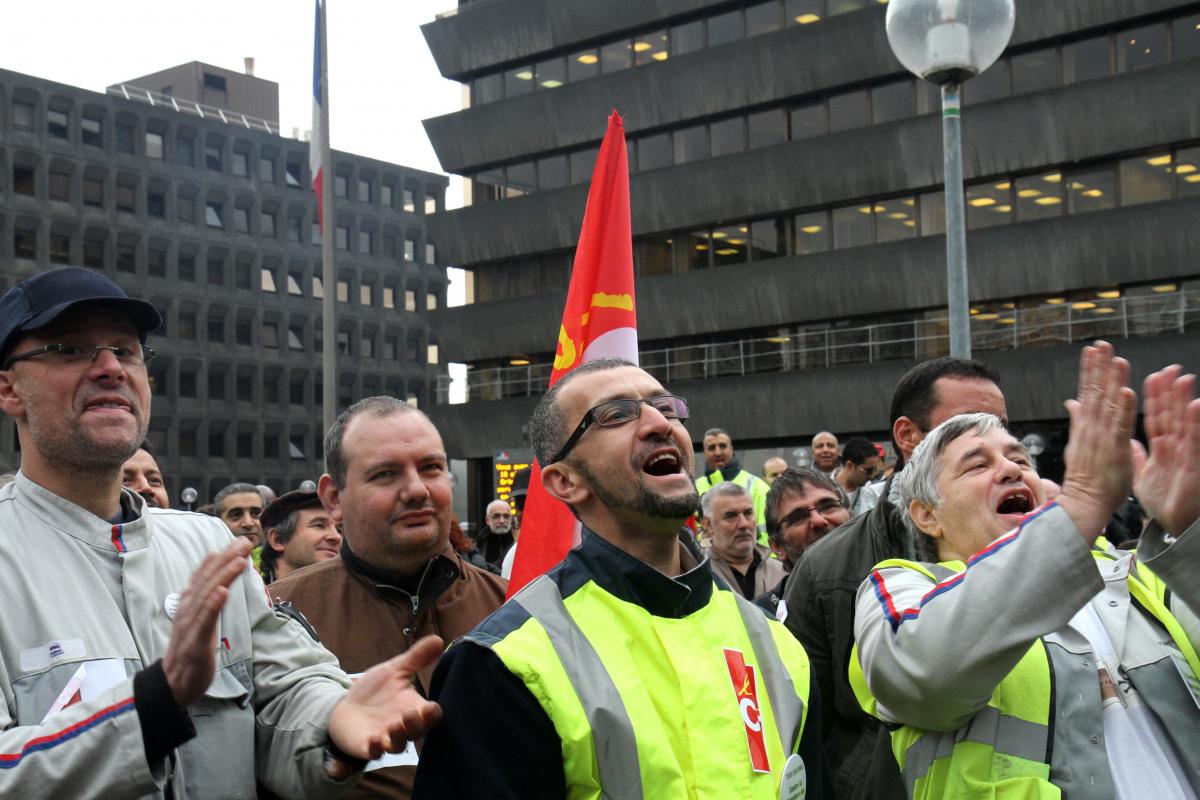 Salariés écoutant les interventions