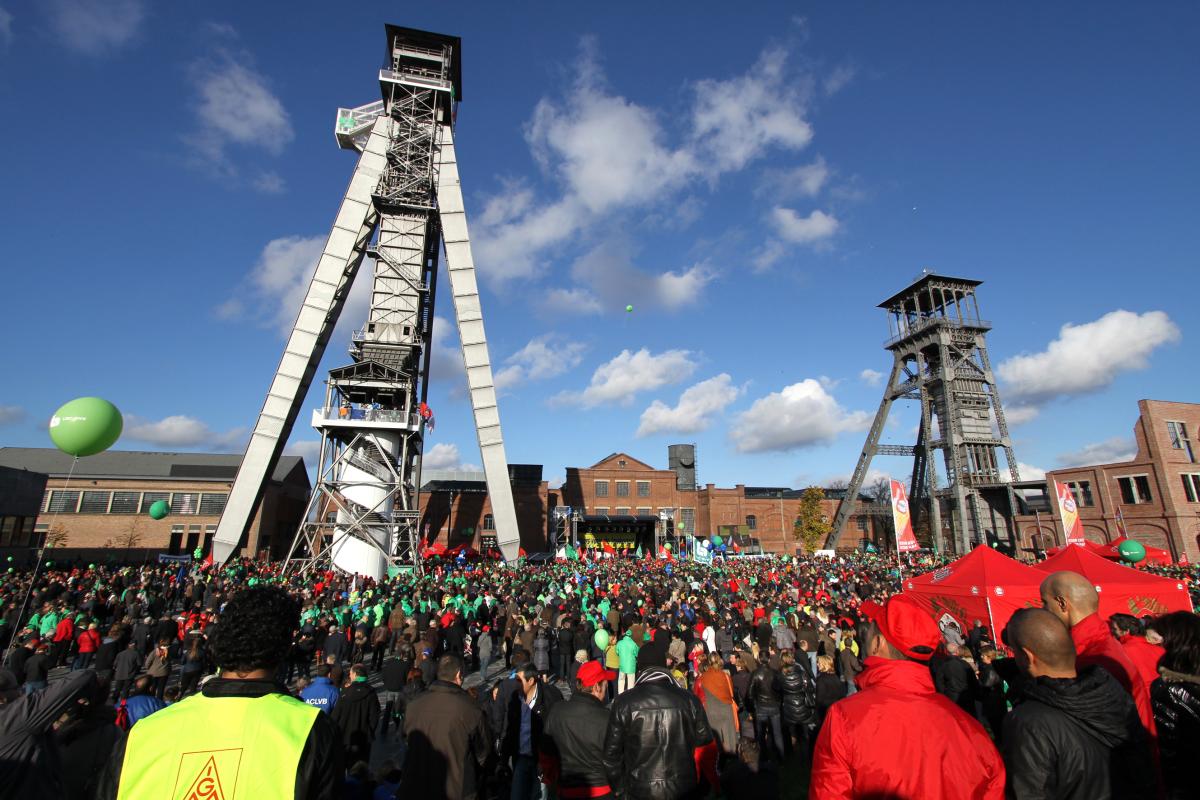 Le rassemblement en fin de cortège sur le carreau de l'ancienne mine C