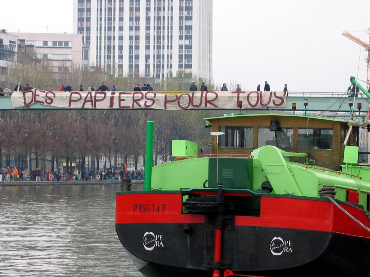 Banderole des papier pour tous sur un pont