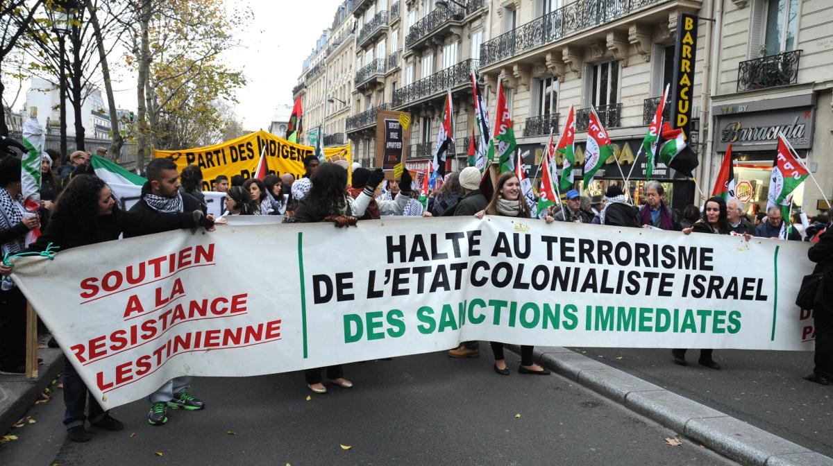 banderole Halte au terrorisme de l'état colonialiste d'Israël des sanctions immédiates