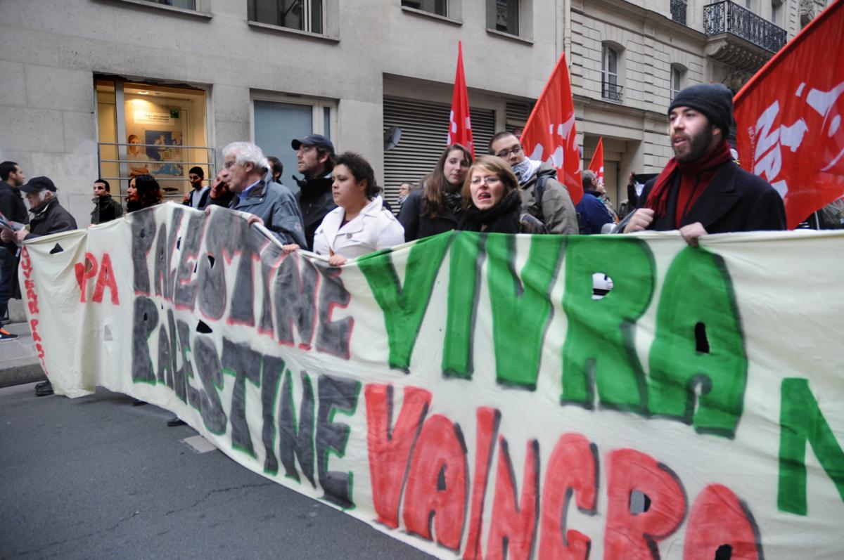 Alain Krivine banderole Npa Palestine vivra Palestine vaincra