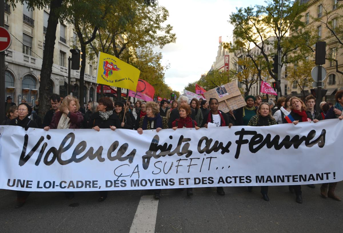 Banderole de tête. Manifestation contre les violences faites aux femmes, dimanche 25 novembre, Paris
