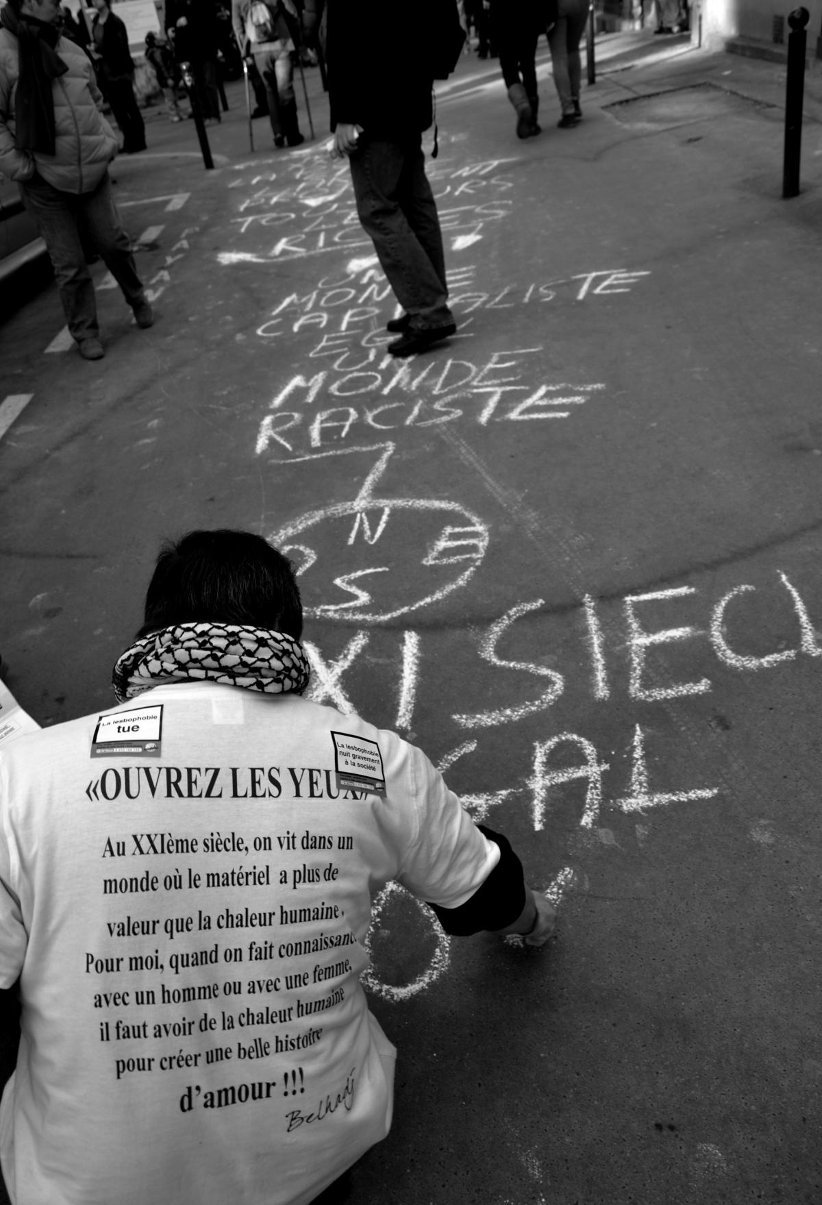 Inscription au sol. Manifestation contre les violences faites aux femmes, dimanche 25 novembre, Paris