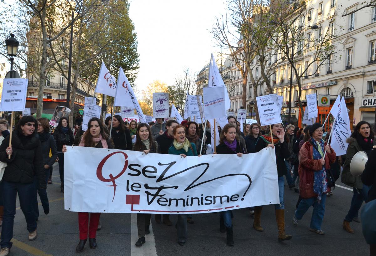 Banderole osez le féminisme. Manifestation contre les violences faites aux femmes, dimanche 25 novembre, Paris