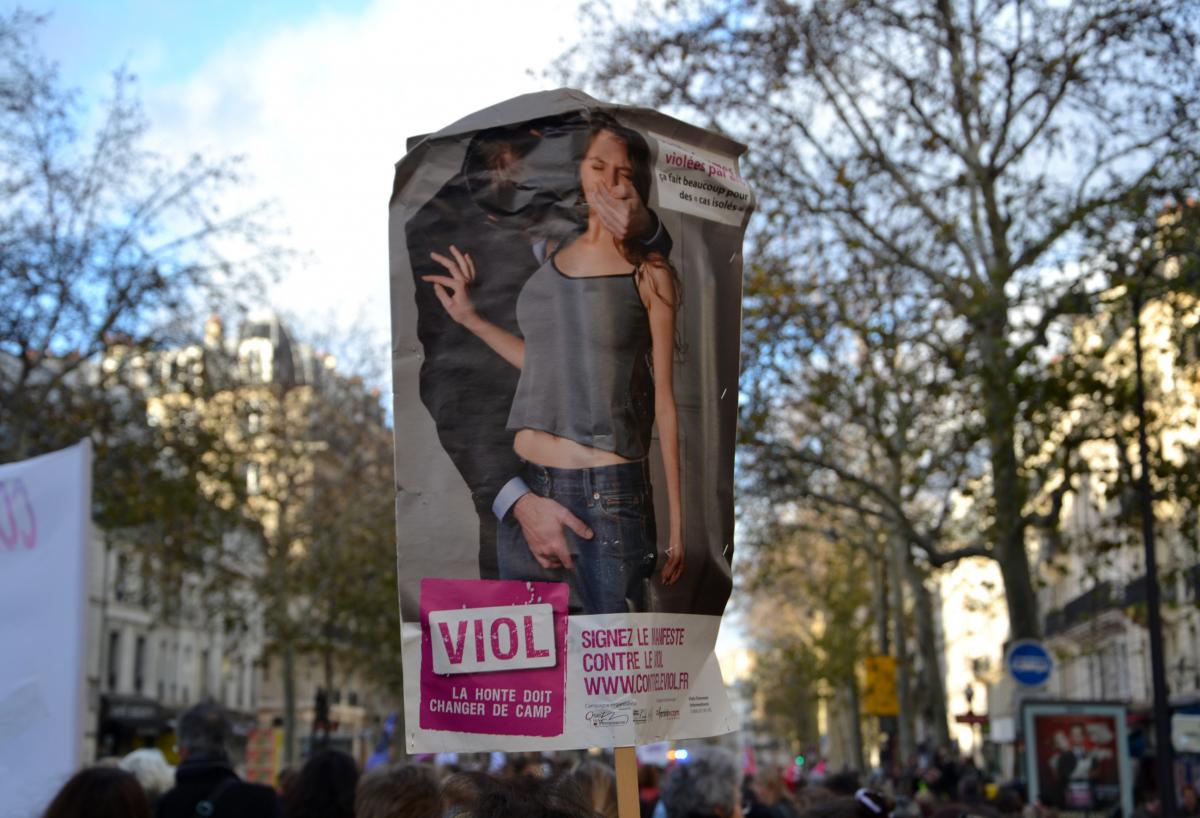 Affiche contre le viol. Manifestation contre les violences faites aux femmes, dimanche 25 novembre, Paris