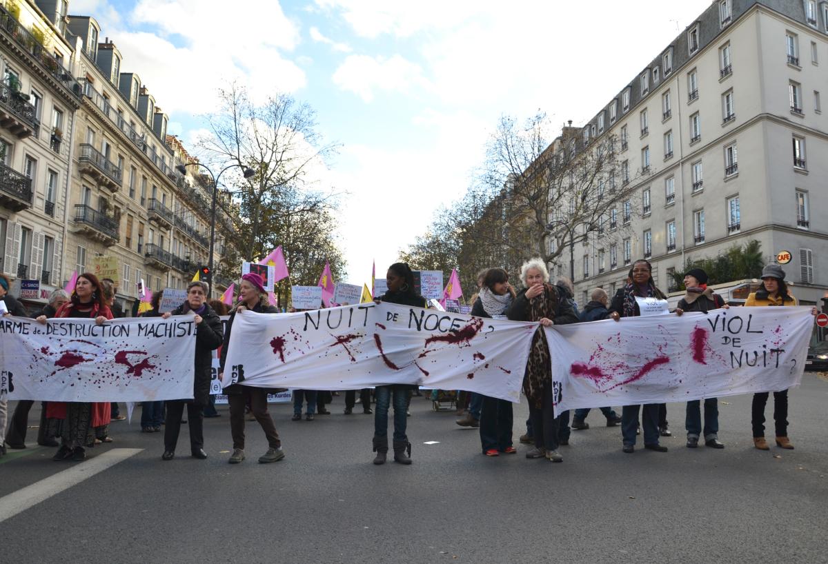 Banderole vol de nuit. Manifestation contre les violences faites aux femmes, dimanche 25 novembre, Paris