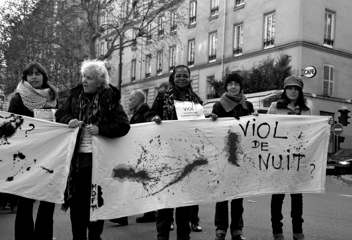 Banderole vol de nuit. Manifestation contre les violences faites aux femmes, dimanche 25 novembre, Paris