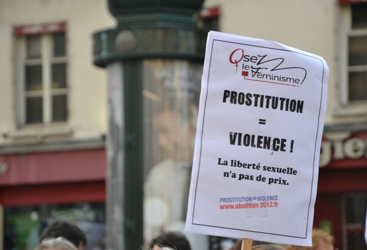 Pannonceau prostitution = violence. Osez le féminisme. Manifestation contre les violences faites aux femmes, Paris